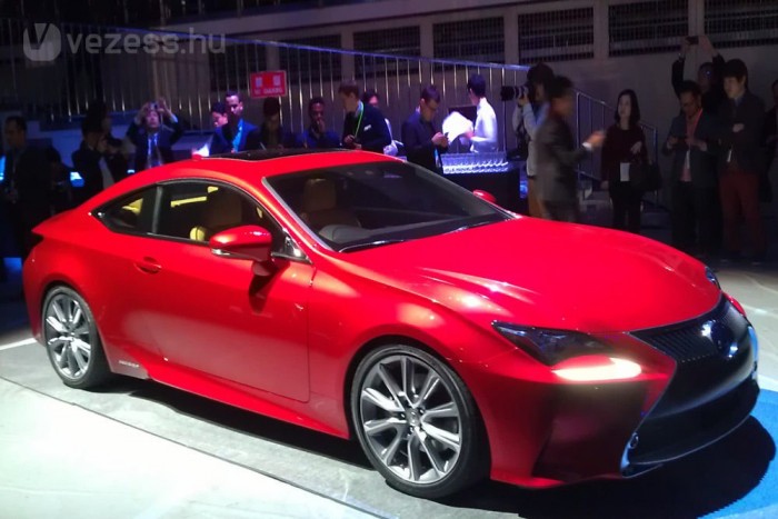 A Lexus RC-t és az LF-NX tanulmány 2 literes turbós benzinmotoros változatát láttuk a Lexus Welcome in Tokyo sajtófogadásán. 