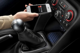 Vezeték nélküli mobiltöltő az autóban