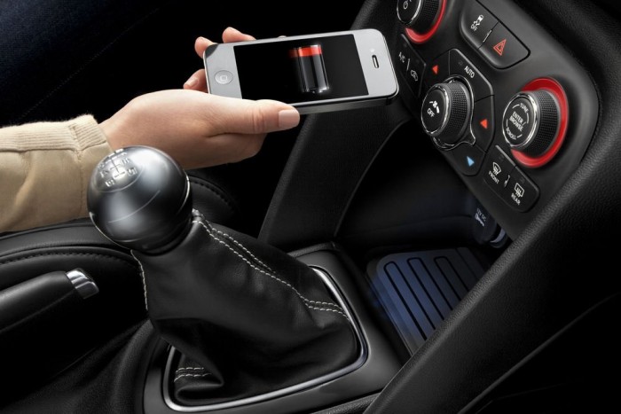 Vezeték nélküli mobiltöltő az autóban