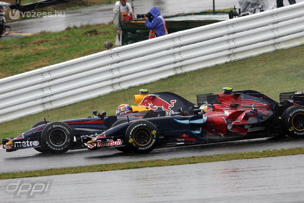 2007 - Japán Nagydíj, az első összeütközés Sebastian Vettelel: az akkor még Toro Rossó-s német ifjonc az esős versenyen a biztonsági autó mögött haladva ment neki Webber Red Builljának, egy potenciális dobogótót ütötte el