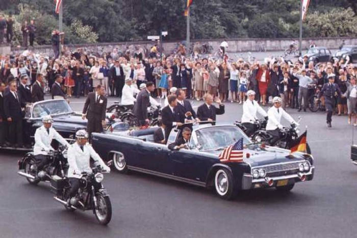 Így autóznak a világ urai 1 John F. Kennedy limuzinja, amelyben a halálos merénylet érte, egy 1961-es Lincoln Continental kabrió volt. Az egyedi tervezésű járművet Hess & Eisenhardt tervezte meg az elnök számára. Az autó fel volt szerelve páncélzattal, légkondicionáló , elektronikus hírközlő berendezésekkel, golyóálló üveggel és ellátható volt kemény-tetővel is.