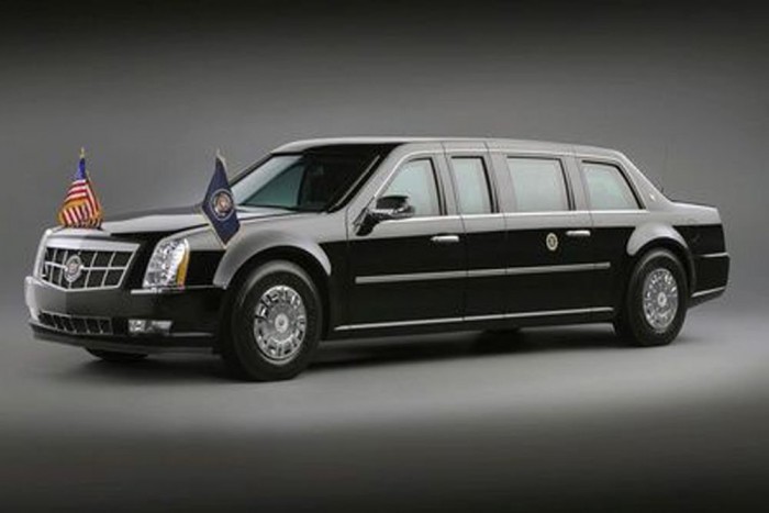 Így autóznak a világ urai 15 Végül eljutottunk az Barack Obama (2009. január 20.-tól napjainkig) elnöki autójához, a "Beast"-hez, ami egy Cadillac DTS alapokra épített limuzin. Összesen 12 darab készült a vadállatból, melynek fogyasztás 63,5 liter száz kilométeren, de csodálkozni nem kell, hiszen pontos súlya 6800 kilogramm, ára pedig bőven 300 millió forint felett van, 1,5 millió dollár. Főbb jellemzői: szivárgásmentes tank, 20 centi vastag ajtók, és 12,7 centiméteres golyóálló ablakok, tűzoltó-berendezés, éjjellátó kamera, műholdas telefon, lőfegyverek, oxigénellátó rendszer, és százra nagyjából 16 másodperc alatt gyorsul fel.