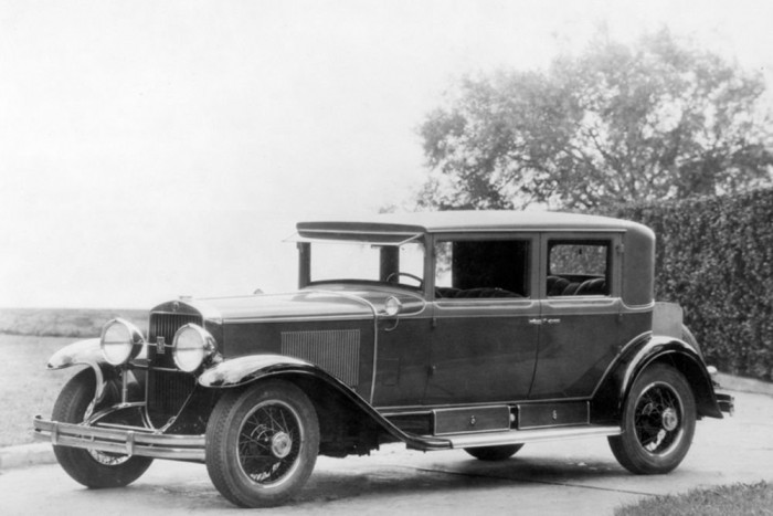 Így autóznak a világ urai 7 A Pearl Harbor-i támadást követően a titkosszolgálat már másnap, 1941. december 8-án egy páncélozott 1928-as Cadillac 341A Town Sedan-t biztosított Franklin D. Rooseveltnek Az automobil korábban a legrettegettebb gengszter, Al Capone tulajdonában volt amíg a pénzügyminisztérium le nem foglalta.