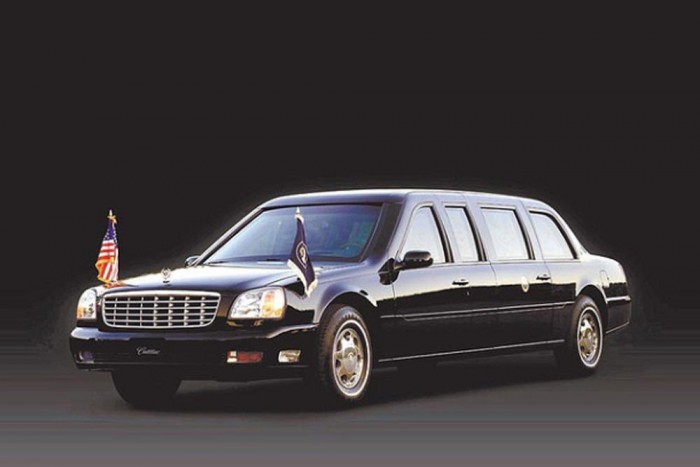 Így autóznak a világ urai 14 A Clinton-kormányzat (1993-2001) Cadillac Fleetwood Brougham után, George W. Bush (2001-2009) elnök a Cadillac 2001-es modelljét, a DeVille-t használta. A hátsókerék-hajtású limó 6350 kilogrammot nyom, ami jóval több volt, mint elődjeinek tömegét. Természetesen ugyan úgy páncélozott és mindenféle biztonsági berendezéssel ellátott modellről van szó.