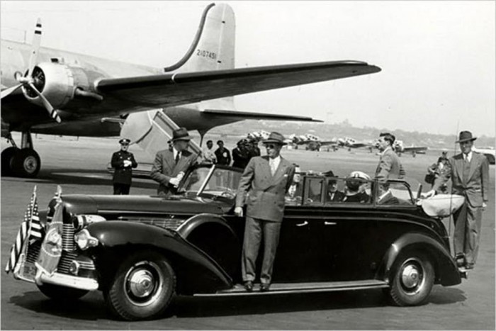 Így autóznak a világ urai 8 Roosevelt addig használta Al Capone autóját, fel nem szereltek neki egy 1939-es Lincoln V12-est páncélozott ajtókkal, golyóálló gumiabroncsokkal és géppisztolyok részére készült tároló rekeszekkel. A Ford Motor Company az autót az elnöknek évi 500 dollárért (110 000 forint) adta kölcsönbe.