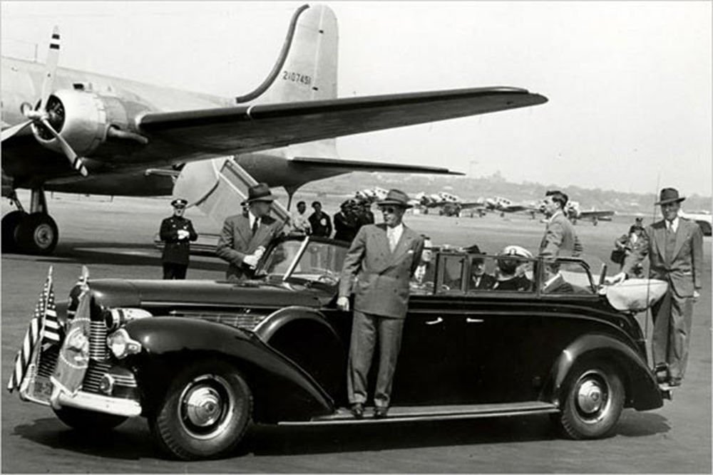Roosevelt addig használta Al Capone autóját, fel nem szereltek neki egy 1939-es Lincoln V12-est páncélozott ajtókkal, golyóálló gumiabroncsokkal és géppisztolyok részére készült tároló rekeszekkel. A Ford Motor Company az autót az elnöknek évi 500 dollárért (110 000 forint) adta kölcsönbe.