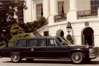 1983-ban Ronald Reagan (1981-89) elnökségének idején az ország első embere a Hess & Eisenhardt által épített Cadillac Fleetwood típusú limuzinnal közlekedett, amelyet 1983 februárjában, Reagan születésnapján állítottak szolgálatba. A 6 centiméter vastag golyóálló üveg, a nagy teljesítményű légkondicionáló rendszer és a kitűnő kilátást biztosító forma kényelmessé és biztonságossá tette az elnök utazásait.