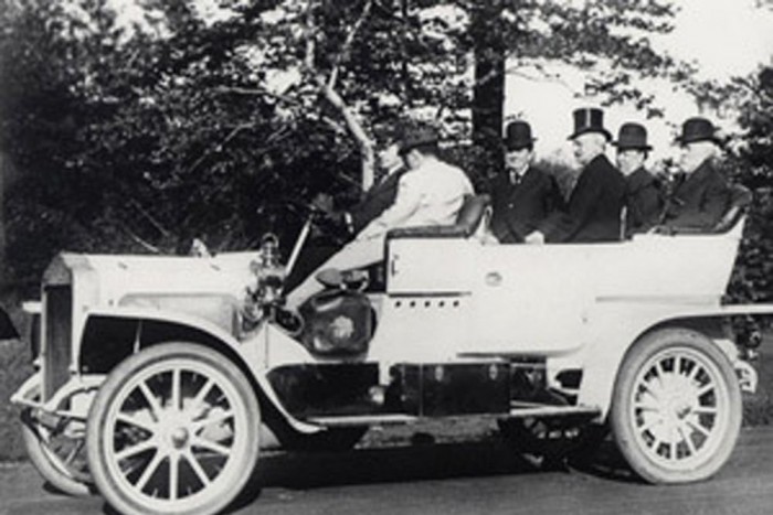 Így autóznak a világ urai 3 William McKinley (1897-1901*) volt az első amerikai elnök, aki autót választott fő utazási eszközeként. Az őt követő Theodore Roosevelt (1901-1909) pedig már az első állami tulajdonú négykerekűt vette használatba, egy fehér színű Stanley Steamer-t.