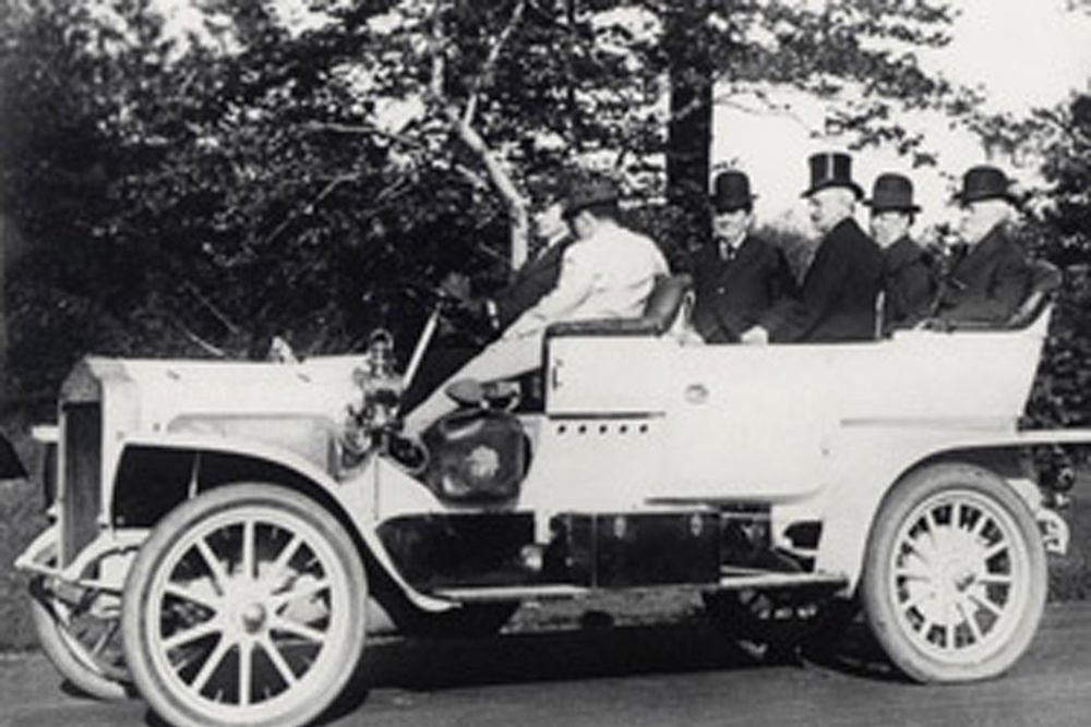 William McKinley (1897-1901*) volt az első amerikai elnök, aki autót választott fő utazási eszközeként. Az őt követő Theodore Roosevelt (1901-1909) pedig már az első állami tulajdonú négykerekűt vette használatba, egy fehér színű Stanley Steamer-t.
