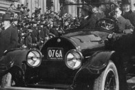 Woodrow Wilson elnök (1913-1921) is jobban kedvelte a gépkocsikat, mint lovashintót. Ő volt az első állami vezető, aki az első világháború végén egy Cadillacben ünnepelhetett Boston utcáin.