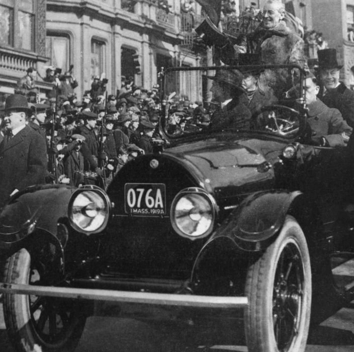 Woodrow Wilson elnök (1913-1921) is jobban kedvelte a gépkocsikat, mint lovashintót. Ő volt az első állami vezető, aki az első világháború végén egy Cadillacben ünnepelhetett Boston utcáin.