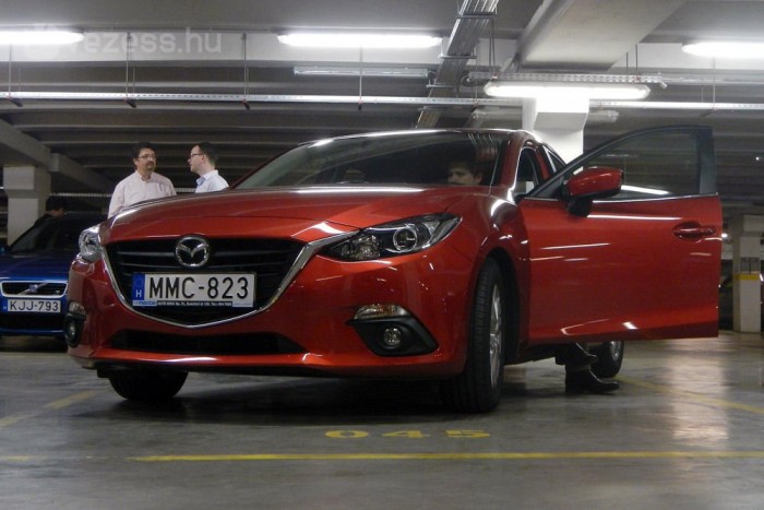Magyar navit minden autóba! 1 Mazda3-as az NNG parkolójában.