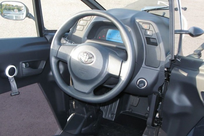 Van kormánykerék, biztonsági öv, fékpedál, gázpedál. Olyan, mint egy hosszában kettévágott autó, aminek a vezető oldali fele maradt meg. Ja, és persze kapott egy plusz kereket