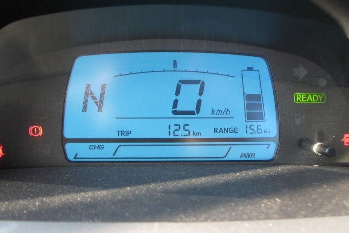 LCD műszerfal, csak a legfontosabb adatokkal