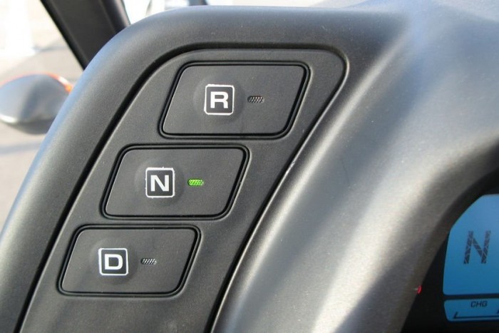 Nyomógombbal lehet választani az üres, az előremenet és a hátramenet között