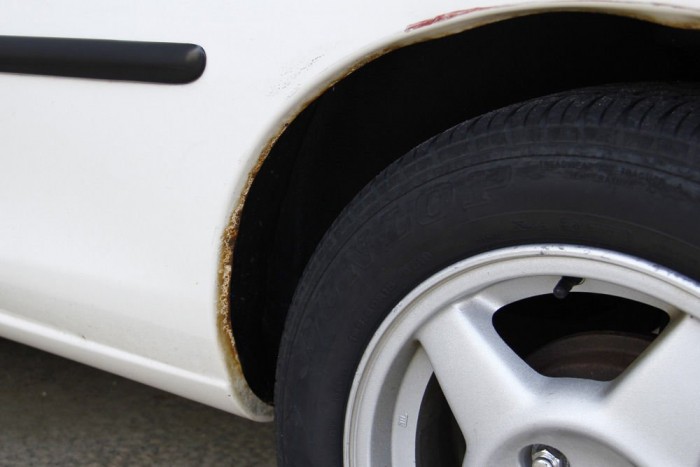 Elsősorban a sárvédőív rohad ezeken a 323-asokon. Még ezen is, pedig ez egy sérülésmentes autó