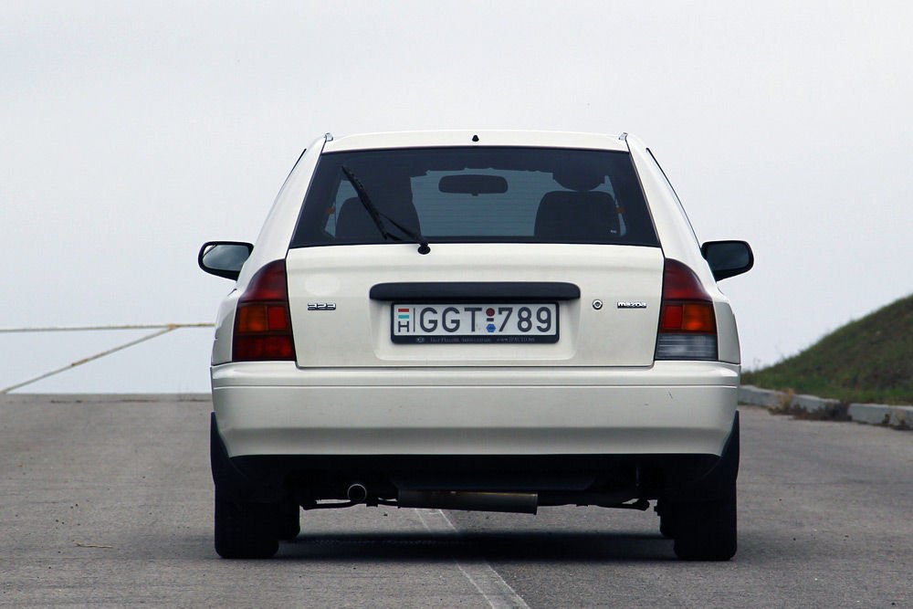 Lehetne 1996 utáni háromajtós Civic vagy valamilyen koreai autó is a hátsó design alapján