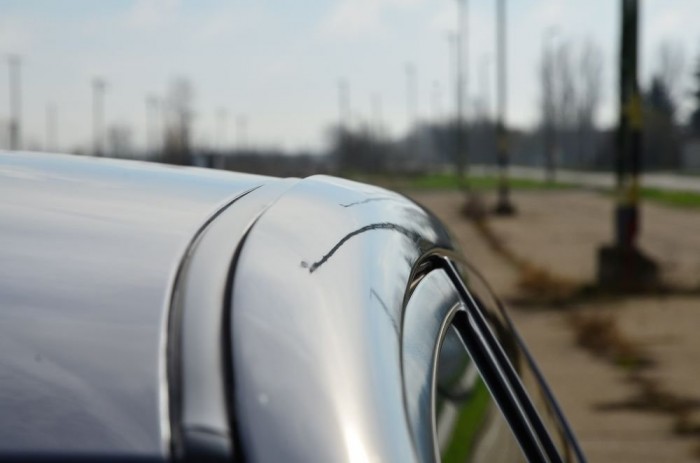 Az ajtó felett lévő ív javítva és festve volt, mert a parkolóban pár éve valaki ököllel végigverte, és sajnos a vákuumos horpadás szippantó nem feküdt fel az idomon.