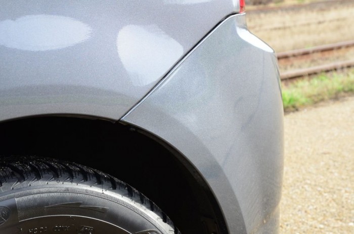 Az illesztés közzé ékelődött be egyszer a garázsajtó, szerencsére nyom nélkül eltűnt a sérülés, szintén festeni is kellett.