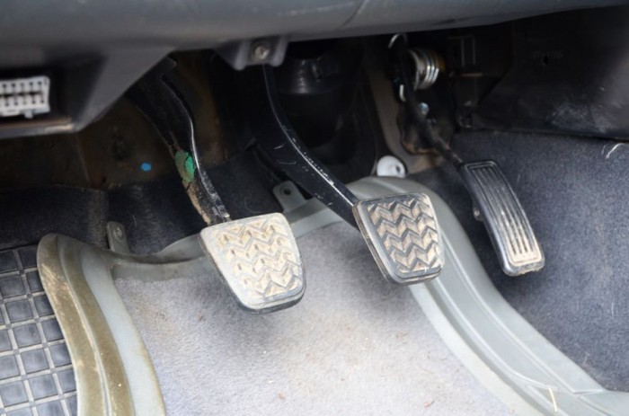 A nyikorgó kuplungpedál, és a többi. 