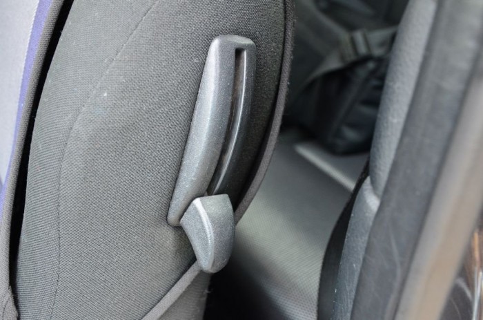 Ülést előredöntő fogantyú. Eddig még nem tört le, de lekopogom.