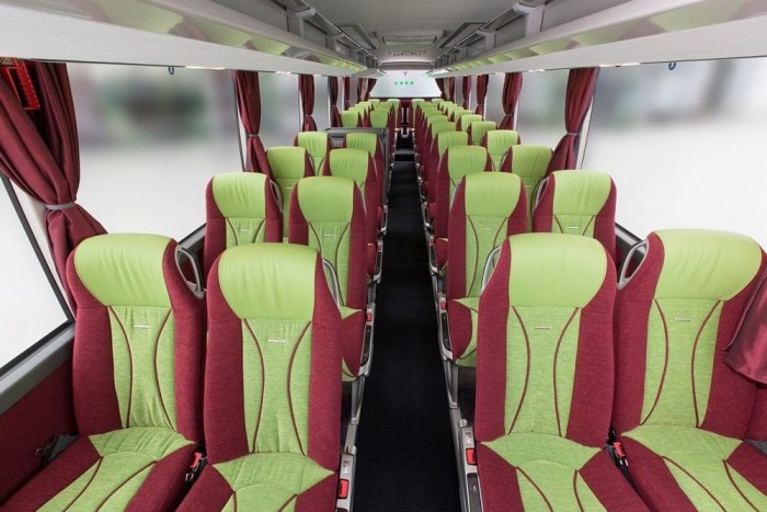 Alig vehető észre, hogy az üléspárokat nem a szokványos elrendezés szerint szerelték be