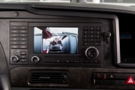 A jobb oldali képernyőn a tolatókamera, valamint a második ajtónál elhelyezett kamera képe látható