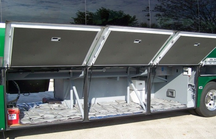 A busz bal oldala. Itt csak úgy repkednek a köbméterek 