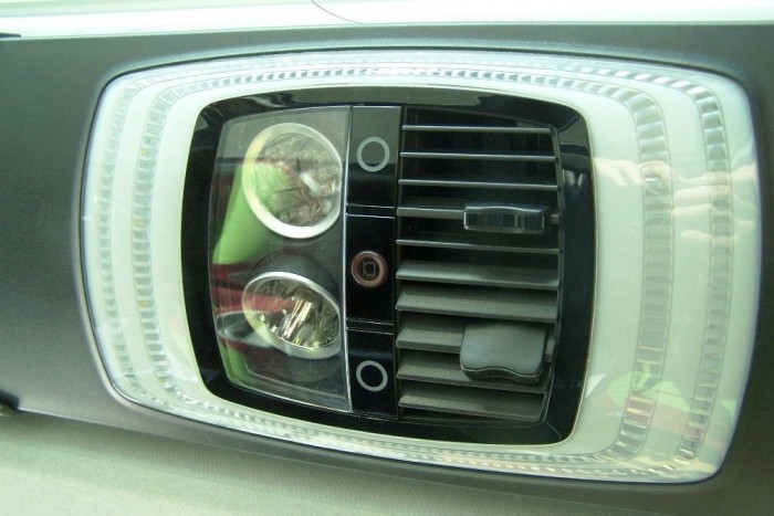 Az ülések felett kialakított kezelőpanel 