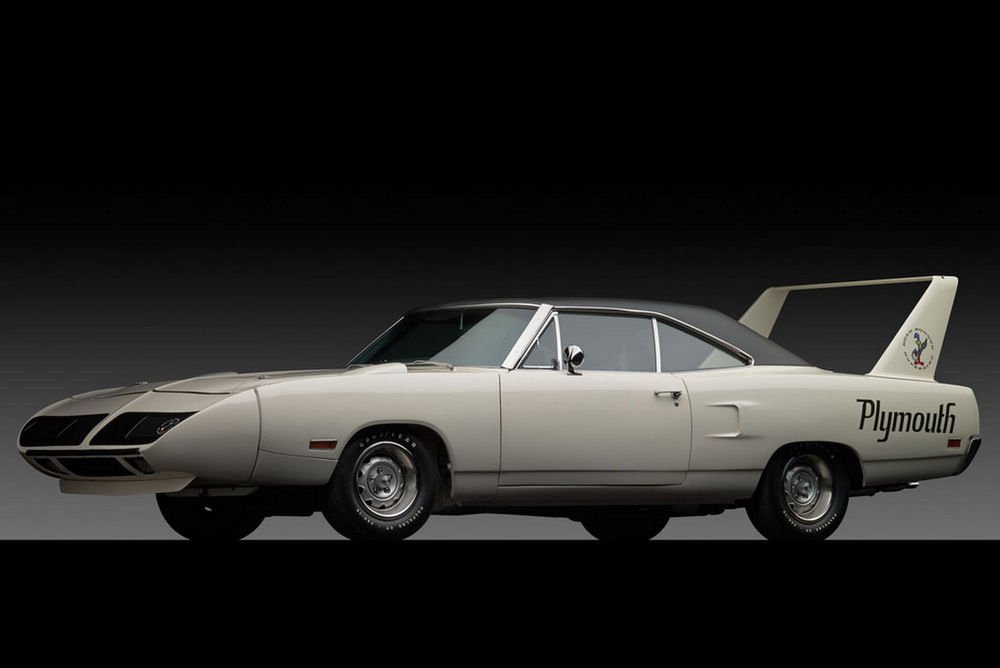 Egyetlen évig készült a hetvenes évek homologizációs háborújának leglátványosabb produktuma, az egyetlen ember kedvéért létrehozott Plymouth Road Runner Superbird. Az észak-amerikai autóipar sem előtte, sem utána nem épített hozzá foghatót - pláne nem olyat, amelynek két rajzfilmhez is köze volt.