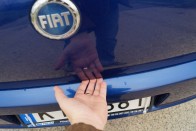 Gyűlölséges gyári spórolás a Fiattól: a csupasz lemezt kell tapogatni csomagtérnyitáshoz