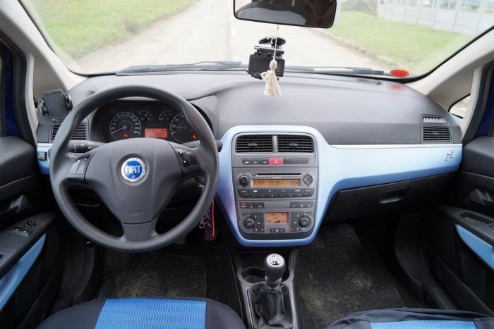 Használtteszt: FIAT Grande Punto 1,4i benzin-gáz 106 Karnyújtásnyi távolságból makulátlan a belső, nem látszik rajta a 180 ezer kilométer. Közelebbről azonban jó pár részlet árulkodik róla