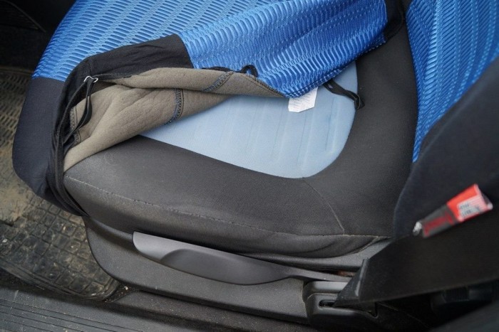 Használtteszt: FIAT Grande Punto 1,4i benzin-gáz 10 | Vezess Huzat védi, alatta azért megnyúlt a varrás mellett a színes, de silány gyári üléskárpit