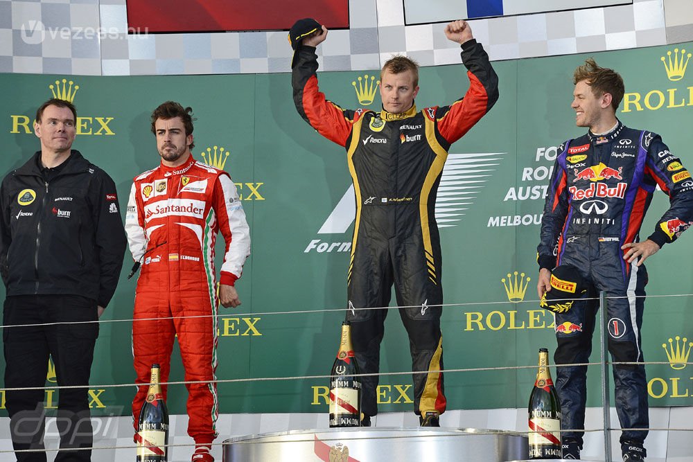 Ausztrál Nagydíj - Az eső miatt vasárnapra halasztott időmérő után a lotusos Kimi Räikkönen nyerte a szezonnyitót. A Red Bull nem tűnt egészen versenyképesnek, a Ferrari viszont jónak látszott