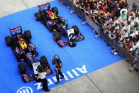 Maláj Nagydíj - A Red Bull első 2013-as győzelme óriási botrány: Sebastian Vettel a csapat határozott utasítására (az elhíresült multi-21) előzi meg a gyanútlanul vezető Mark Webbert. Lewis Hamilton második mercedeses versenyén a dobogóra áll. Alonso az első kör végén eldobta az autót
