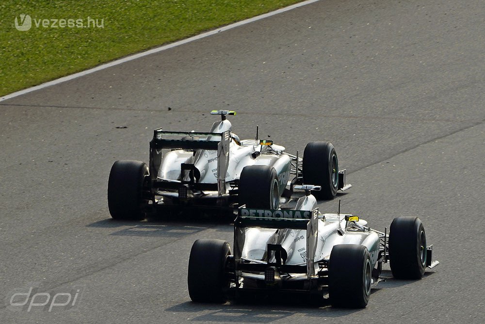 Szepangban a Red Bull mellett a Mercinél is balhé volt, náluk Nico Rosberget a többszöri könyörgése ellenére sem engedték előzni, állítólag az üzemanyag-spórolás miatt kellett a lassabb Hamiltonnak megőriznie a 3. helyet