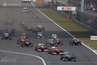 Kínai Nagydíj - Hamilton megszerzi első mercedeses pole-ját, de a futamot Fernando Alonso magabiztosan nyeri. Räikkönen a 2., Hamilton a 3.; Vettel az utolsó pillanatig hajt, de nem ér fel a dobogóra