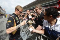 Május elején felröppennek az első pletykák arról, hogy Kimi Räikkönen az év végén elhagyná a Lotust a Red Bull kedvéért