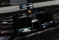 A Mercedes monacói győzelmére sötét árnyékot vet, hogy kiderül, a csapat két héttel korábban Barcelonában a 2013-as autóval tesztelte a Pirelli gumijait, méghozzá titokban