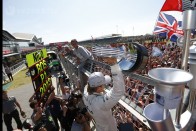 Brit Nagydíj - Silverstone-ban Hamilton kezdett újabb mercis pole-sorozatot, de a kaotikus versenyt csapattársa, Nico Rosberg nyerte. A német mögött Webber és Alonso ért be, Vettel műszaki hiba miatt kiesett