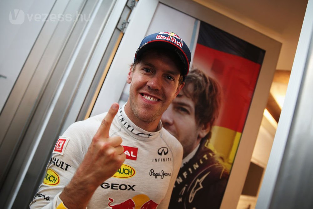 Német Nagydíj - Újabb Mercedes-pole Hamiltontól a hazai pályán, de a futamot, hét év után először, Sebastian Vettel nyeri otthon. Mögötte a két lotusos, Kimi Räikkönen és Romain Grosjean, ugyanúgy, mint Bahreinben