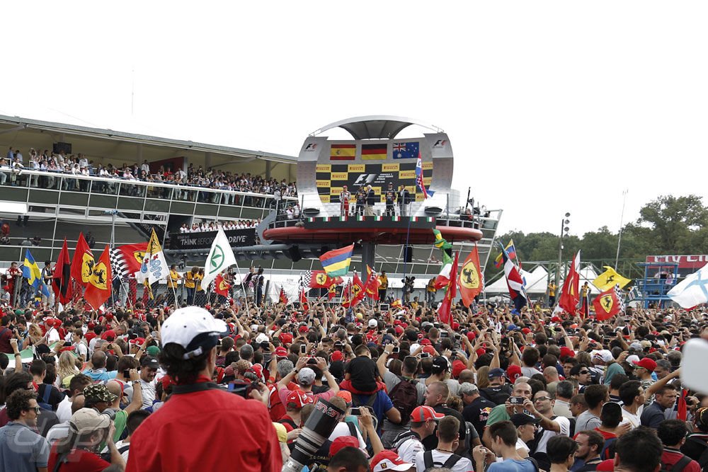 Olasz Nagydíj - Vettel a Ferrari otthonában is simán győz, Alonso a 2. helyet hozza a tifosóknak, Webber a 3. Räikkönen újabb kieséssel úsztatja el bajnoki esélyeit. A címvédőt kifütyülik az olasz szurkolók a dobogós ceremónián