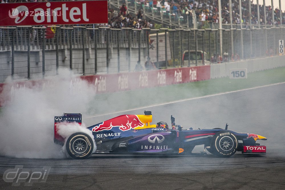 Indiai Nagydíj - Vettel újra győz, a német pilóta és a Red Bull sorozatban negyedszerre világbajnok. Gumiégetéssel ünnepel, pénzbírságra ítélik, de senkit sem érdekel. Rosberg a 2., Grosjean a 3.