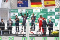 Brazil Nagydíj - A végig esős edzésnapok után a nagyrészt száraz szezonzáró futamon is Sebastian Vettel nyer, 13. idei és sorozatban 9. győzelmével két új rekorddal fejezi be 2013-at. Mark Webber a 2. helyen búcsúzik, Alonso a 3. A bajnokság eredménye: 1. Vettel, 2. Alonso, 3. Webber.