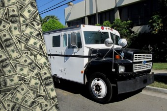 Ötvenmillió esett ki egy pénzszállító kocsiból