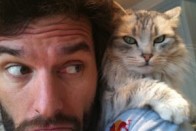 Magányos alkesz, aki a macskájával él, ja nem, ez csak Webber, aki fél napja nem borotválkozott!