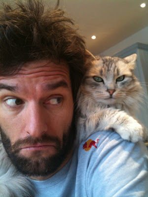 Magányos alkesz, aki a macskájával él, ja nem, ez csak Webber, aki fél napja nem borotválkozott!