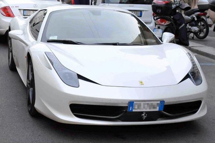 A legnépszerűbb autók a focisták körében, 2013-ban 10 Ferrari 458 Italia (55 millió forint) - Az akár 325 km/órára is képes ágaskodó paripa olyan tehetséges focistáknak van többek között, mint Mesut Özil (Real Madrid, Arsenal FC), Jack Wilshere (Arsenal FC) vagy Frank Lampard (Chelsea)