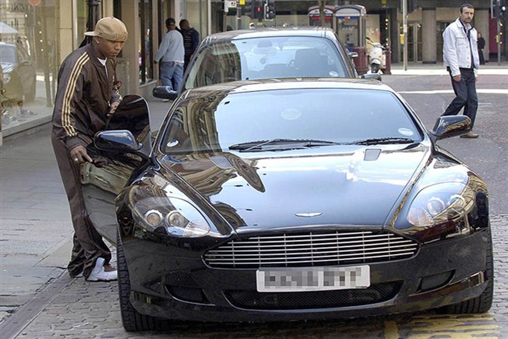 Aston Martin DB9 (30 millió forint) - Közel 500 lóerő, James Bond életérzés, mi kellhet még? Úgy tűnik  Gareth Barry (Everton), James Milner (Manchester City), Darren Bent(Fulham) és El Hadji Diouf(Leeds United AFC) is elégedett az autóval.
