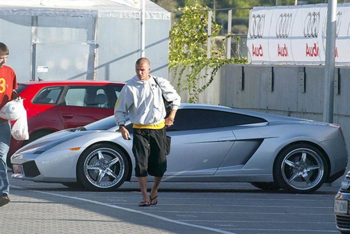 A legnépszerűbb autók a focisták körében, 2013-ban 7 Lamborghini Gallardo (40 millió forint) - A minap készítették el a Gallardo utolsó példányát, az olasz gyártó nem készít többet a sztárok egyik kedvenc autójából, így Ashley Cole(Chelsea), Gabriel Agbonlahor(Aston Villa FC) és Wayne Rooney(Manchester United) örülhet, hogy rendelkeznek ilyen autóval. De David Beckhamnek(Paris Saint-Germain) is volt egy még a Real Madridos időkben.